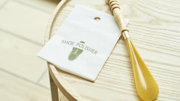 Una etiqueta de limpiador de zapatos sobre una superficie de madera.