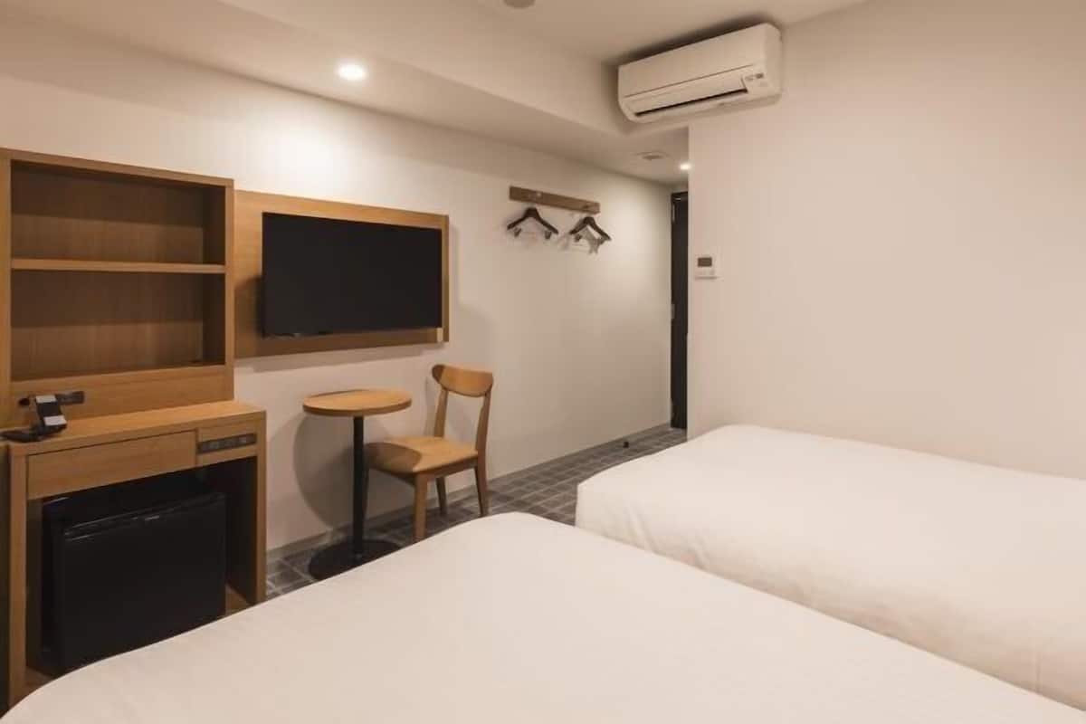 Escritorio, cortinas blackout y tabla de planchar con plancha