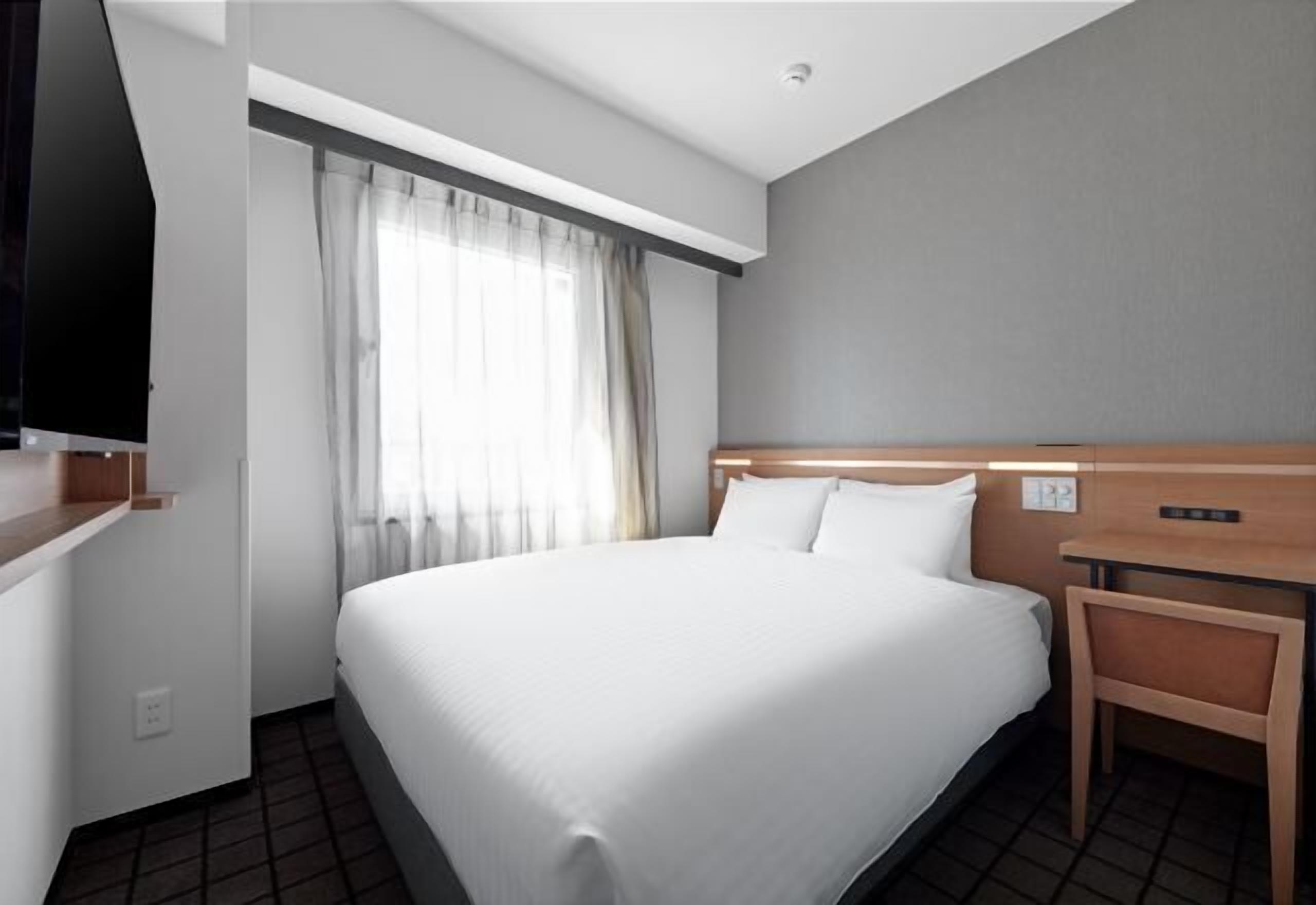 Schreibtisch, Verdunkelungsvorhänge, Bügeleisen/Bügelbrett