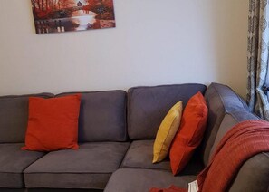 Maison Affaires, salle de bain privée (4 Bedr Corporate Housing) | Aire de séjour | Téléviseur à écran plat de 52 po avec télévision par satellite