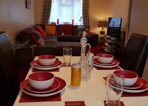 Rumah Bisnis, kamar mandi pribadi (4 Bedr Corporate Housing) | Ruang makan