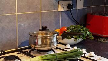 Rumah Bisnis, kamar mandi pribadi (4 Bedr Corporate Housing) | Dapur pribadi | Lemari es, microwave, oven, dan kompor