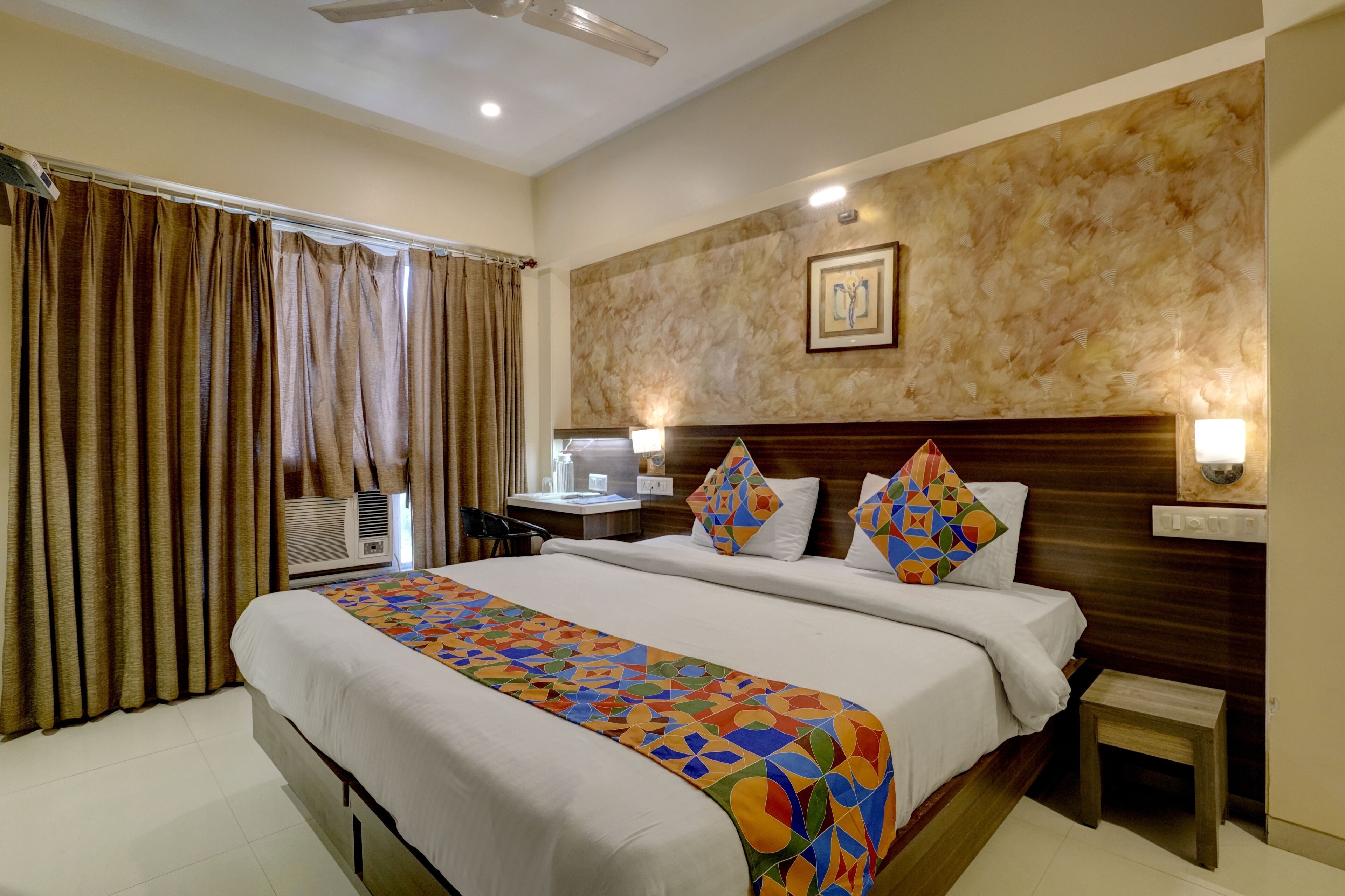 Hypo-allergenic bedding, in-room safe, laptop workspace, blackout drapes