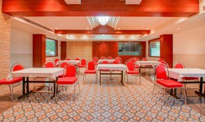 供应早餐、午餐和晚餐