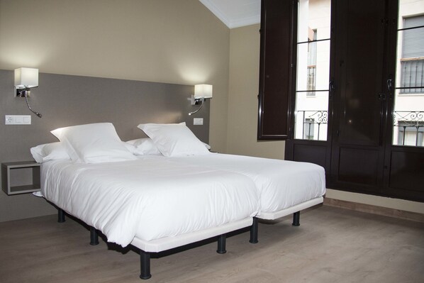 Habitación superior con 1 cama matrimonial o 2 individuales | Ropa de cama de alta calidad y minibar