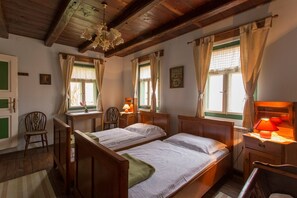 Soba Draga | Decoración personalizada, muebles diferentes, camas extra y wifi gratis 