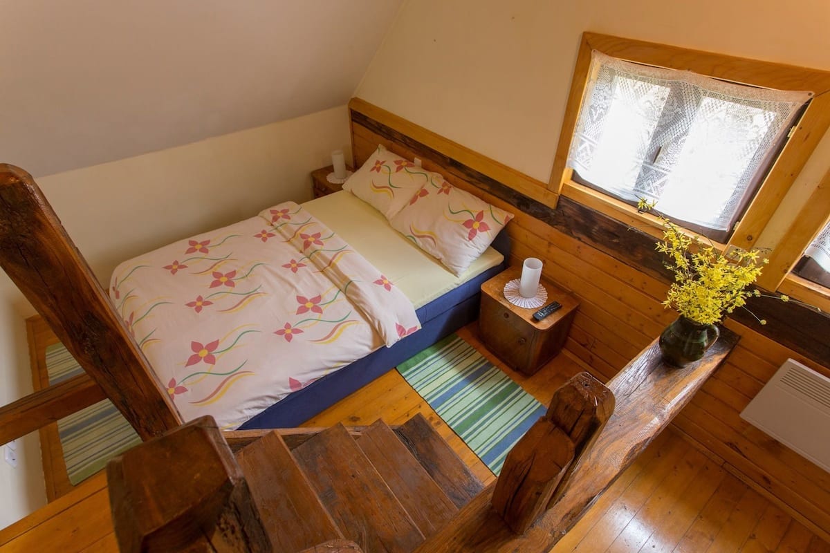 Soba Rumenka | 1 habitación, decoración personalizada y muebles diferentes