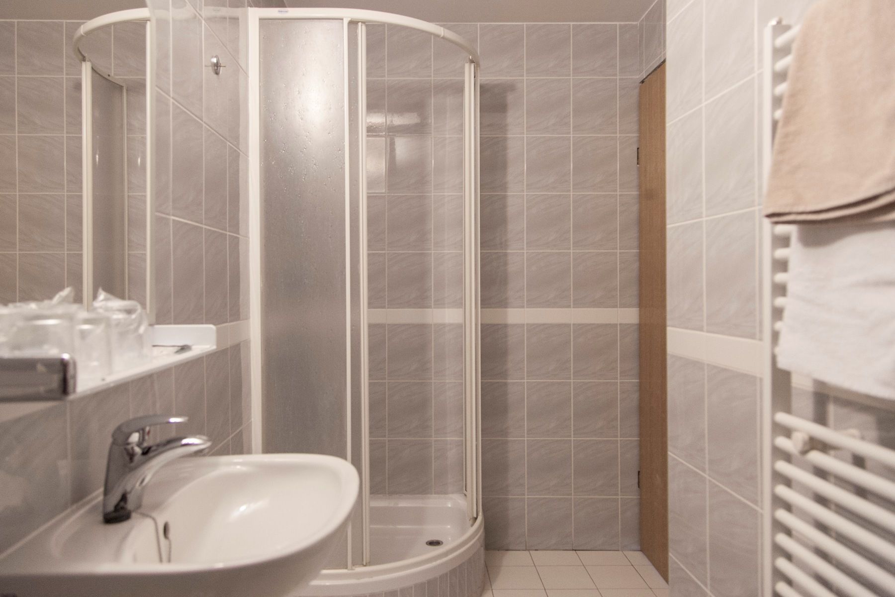 Soba Mara | Bathroom | Shower, hair dryer, towels, soap