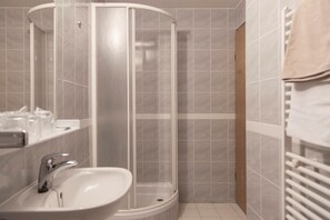 Habitació triple Comfort | Bany | Dutxa, assecador de cabells, tovalloles i sabó 