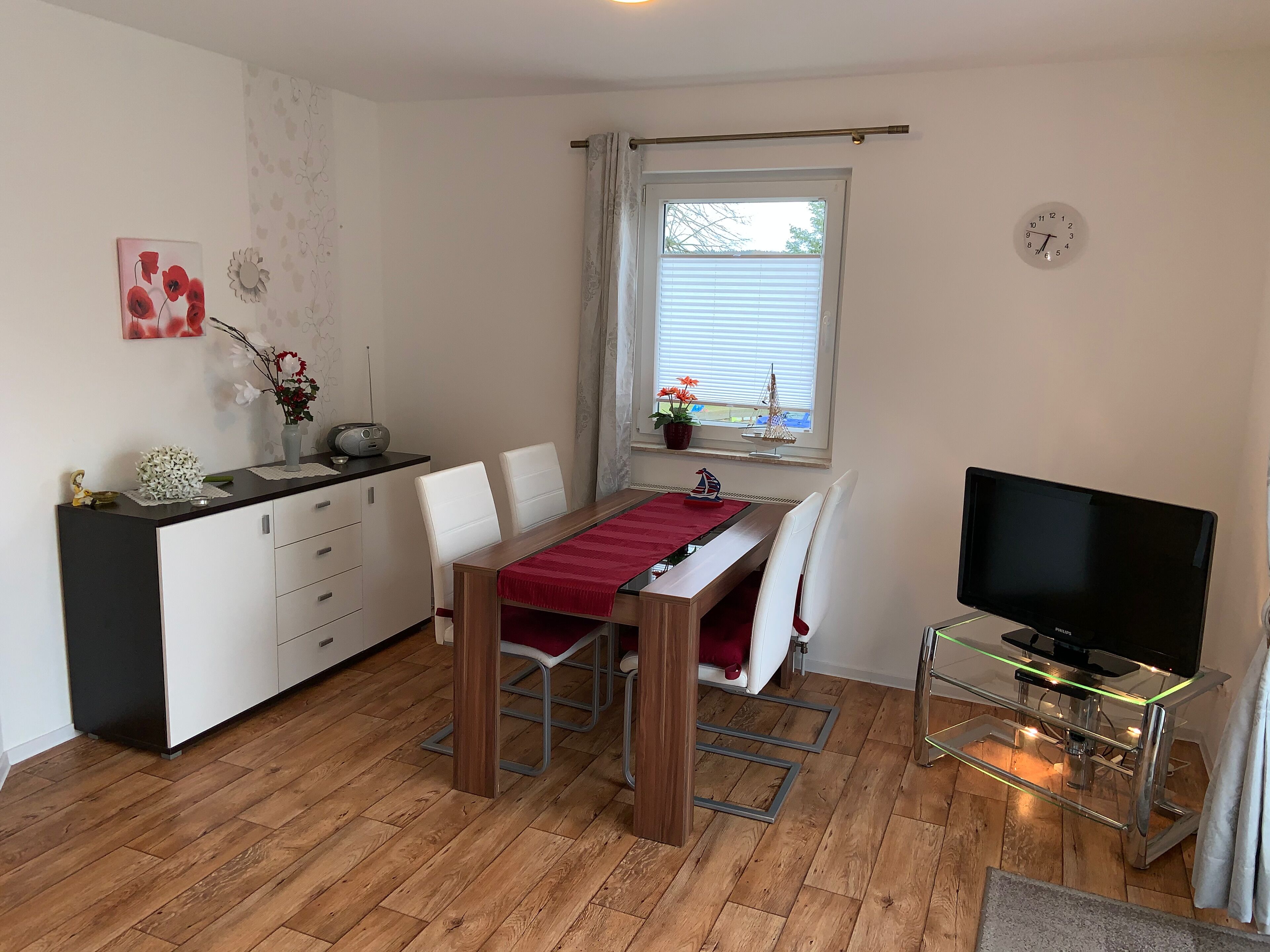 Townhome, 1 King Bed, Non Smoking, Garden View | Living area | 32-inch LCD TV with satellite channels, TV