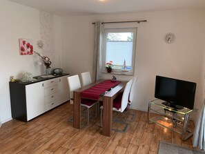 Townhome, 1 King Bed, Non Smoking, Garden View | Living area