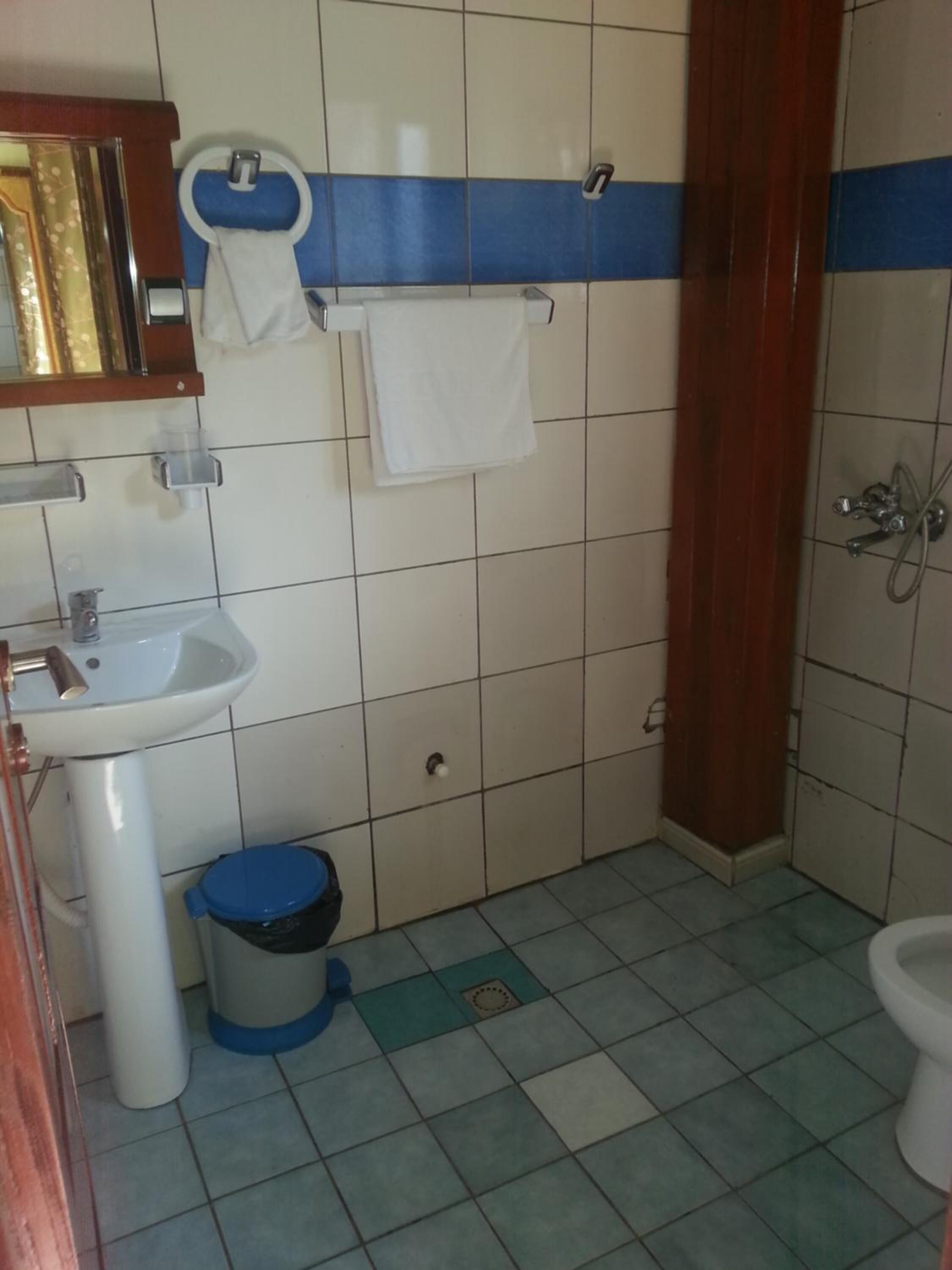 free toiletries, towels