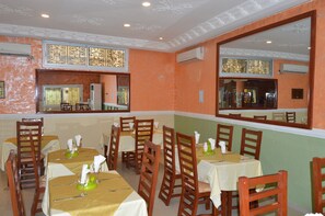 Breakfast, lunch, dinner served; local and international cuisine  - Hôtel - Y (Douala)