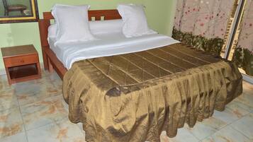 Quarto casal luxo, para não fumantes | Escrivaninha, cortinas blackout, ferros/tábuas de passar roupa