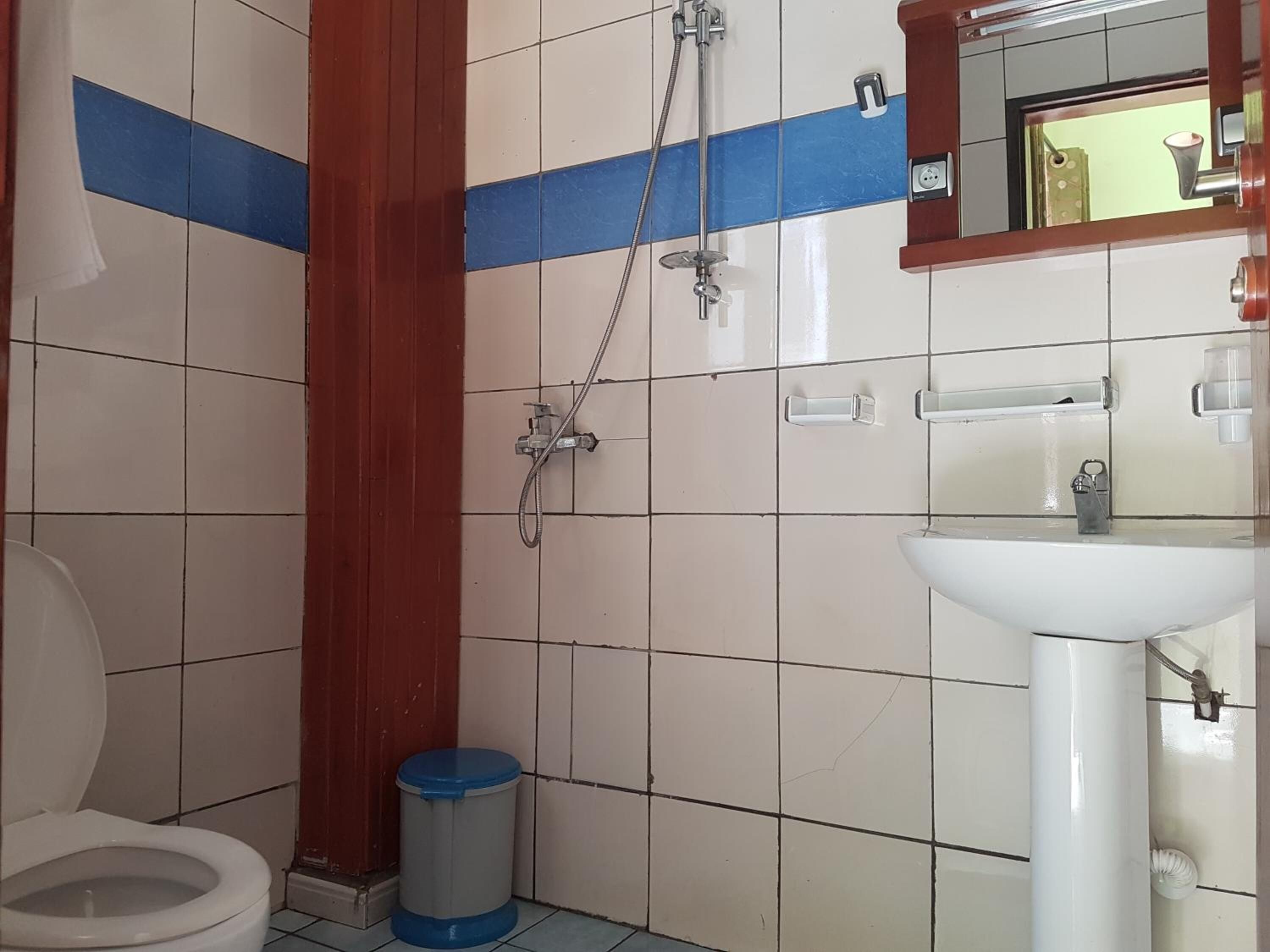 free toiletries, towels