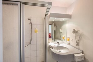 Douche, articles de toilette gratuits, sèche-cheveux