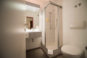 Ducha, artículos de tocador gratuitos, secador de pelo, toallas