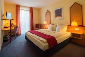 Bureau, espace de travail pour ordinateur portable, rideaux occultants