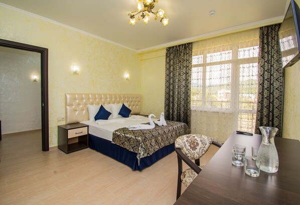 Habitación familiar, 2 habitaciones | Caja de seguridad en la habitación, escritorio y insonorización 