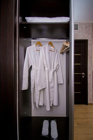 客房內保險箱、書桌、隔音、熨斗/熨衣板