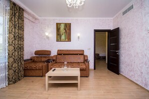 Luxury Suite | In-room safe, desk, soundproofing, iron/ironing board - Grand Noy (Novomikhaylovskiy)