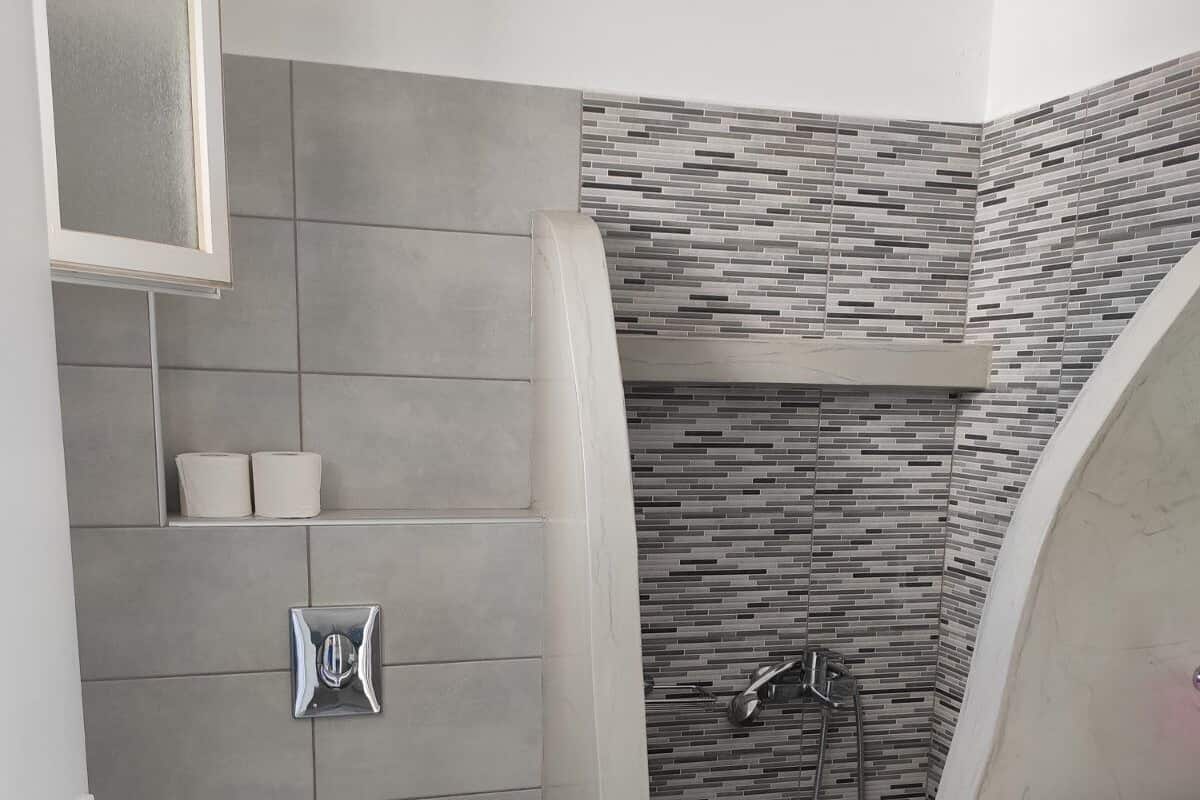 Appartement Classique, 1 chambre, non-fumeurs, vue mer | Salle de bain | Douche, articles de toilette de luxe, sèche-cheveux, serviettes fournies