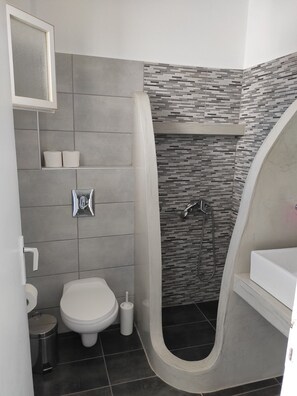 Appartamento Classic, 1 camera da letto, non fumatori, vista mare | Bagno | Doccia, set di cortesia firmato, asciugacapelli, asciugamani