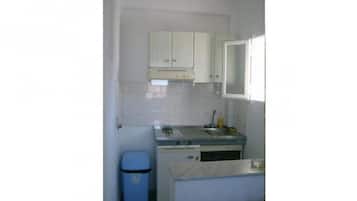 Fridge, oven, stovetop, coffee/tea maker