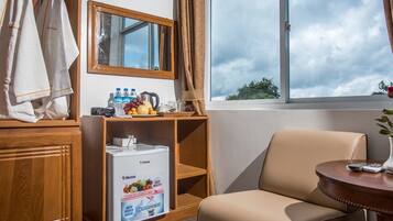 تلفزيون بشاشة مسطحة بحجم 32-بوصة يعرض قنوات فضائية، تلفزيون