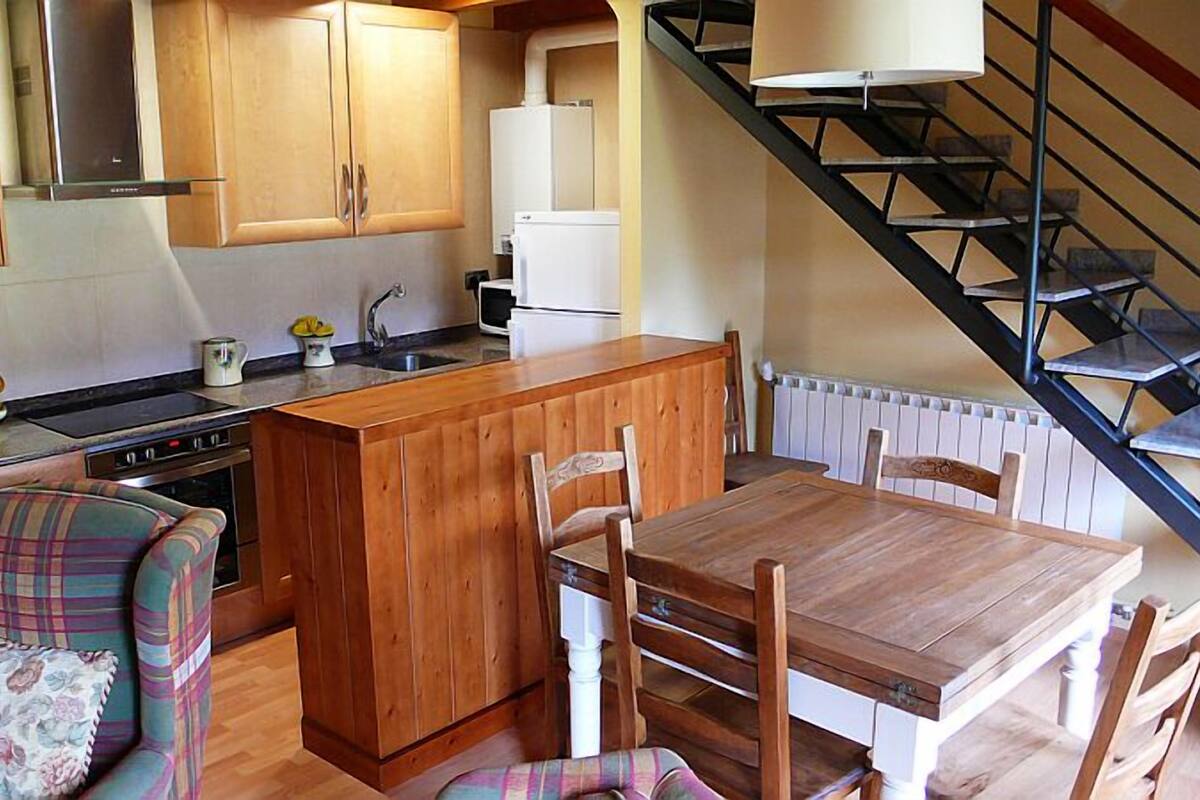 Cafetera/tetera, refrigerador con freezer, microondas, horno