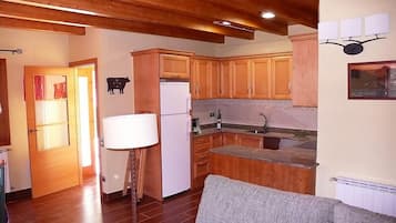 Appartement, 3 chambres | Cuisine privée | Grand réfrigérateur, micro-ondes, four, plaque de cuisson