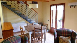 Apartment, 2 Schlafzimmer | Essbereich im Zimmer