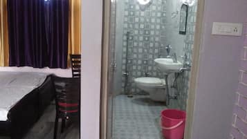 Douche, articles de toilette (gratuits), pantoufles, serviettes fournies