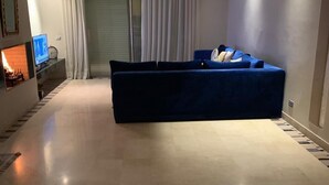 Appartement, 3 chambres | Salle de séjour | Téléviseur ACL de 49 po avec télévision par satellite, téléviseur, foyer