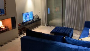 Appartement, 3 chambres | Salle de séjour | Téléviseur ACL de 49 po avec télévision par satellite, téléviseur, foyer