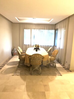 Apartment, 3 Schlafzimmer | Essbereich im Zimmer