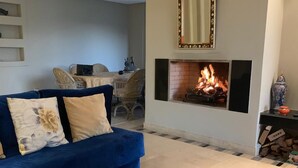 Appartement, 3 chambres | Salle de séjour | Téléviseur ACL de 49 po avec télévision par satellite, téléviseur, foyer