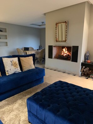 Appartement, 3 chambres | Salle de séjour | Télévision LCD de 49 pouces avec chaînes par satellite, télévision