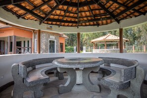 Courtyard - Musanze Caves Hotel (Muhoza)