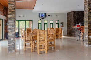Free daily buffet breakfast - Musanze Caves Hotel (Muhoza)