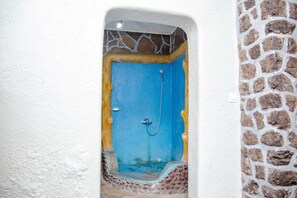 Standard Double Room | Bathroom shower - Musanze Caves Hotel (Muhoza)