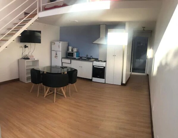 Leilighet – standard (2 Floors) | Eget kjøkken | Kjøleskap, ovn, kokeplater og kaffetrakter/tekoker