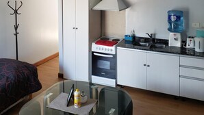 Cafetière-théière, réfrigérateur, un four, surface de cuisson