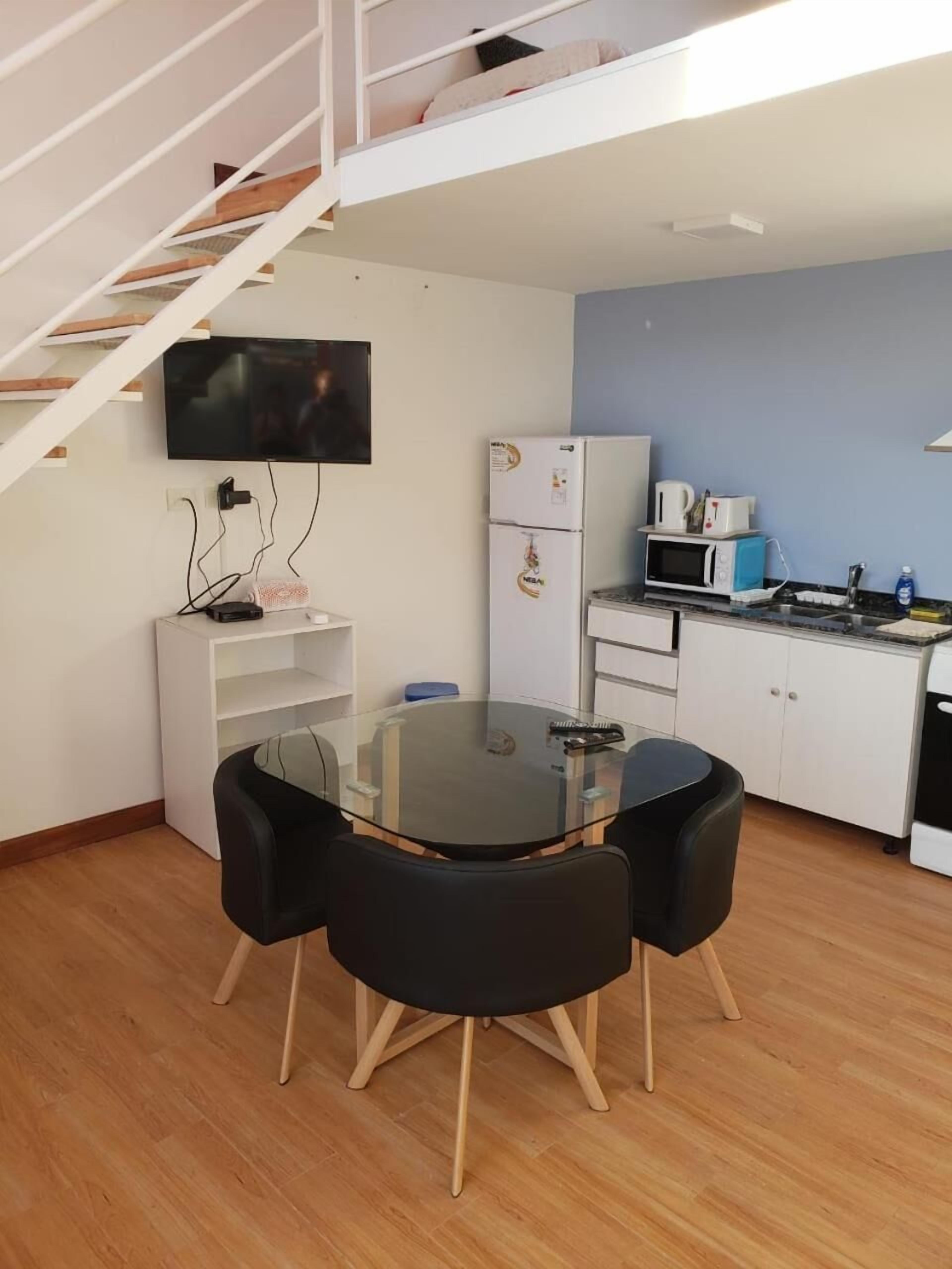 Réfrigérateur, four, plaque de cuisson, cafetière/bouilloire