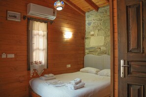 标准双人房 | 办公桌、笔记本电脑工作区、床单