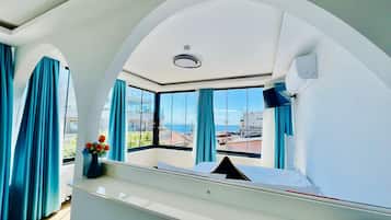 Chambre Deluxe, 1 grand lit, non-fumeurs, vue mer | Minibar, coffres-forts dans les chambres, chambres insonorisées