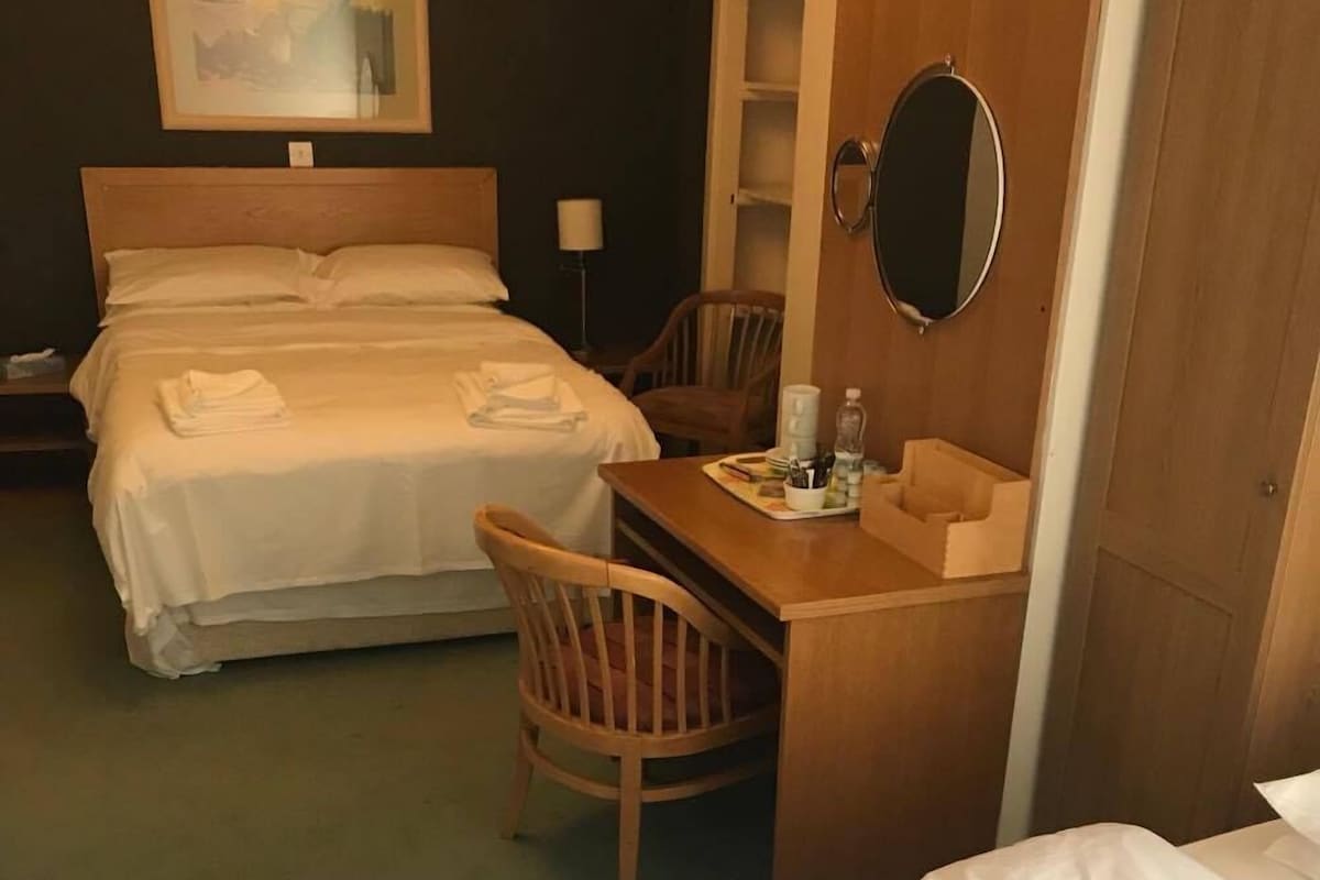 Escritorio, wifi gratis y ropa de cama 