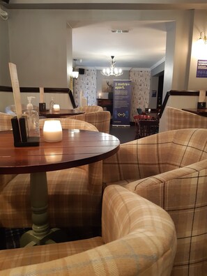 Serves breakfast, lunch and dinner