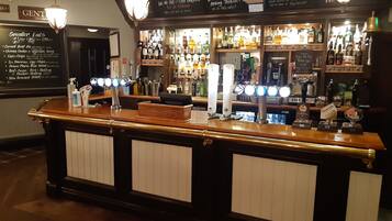 Serves breakfast, lunch, and dinner