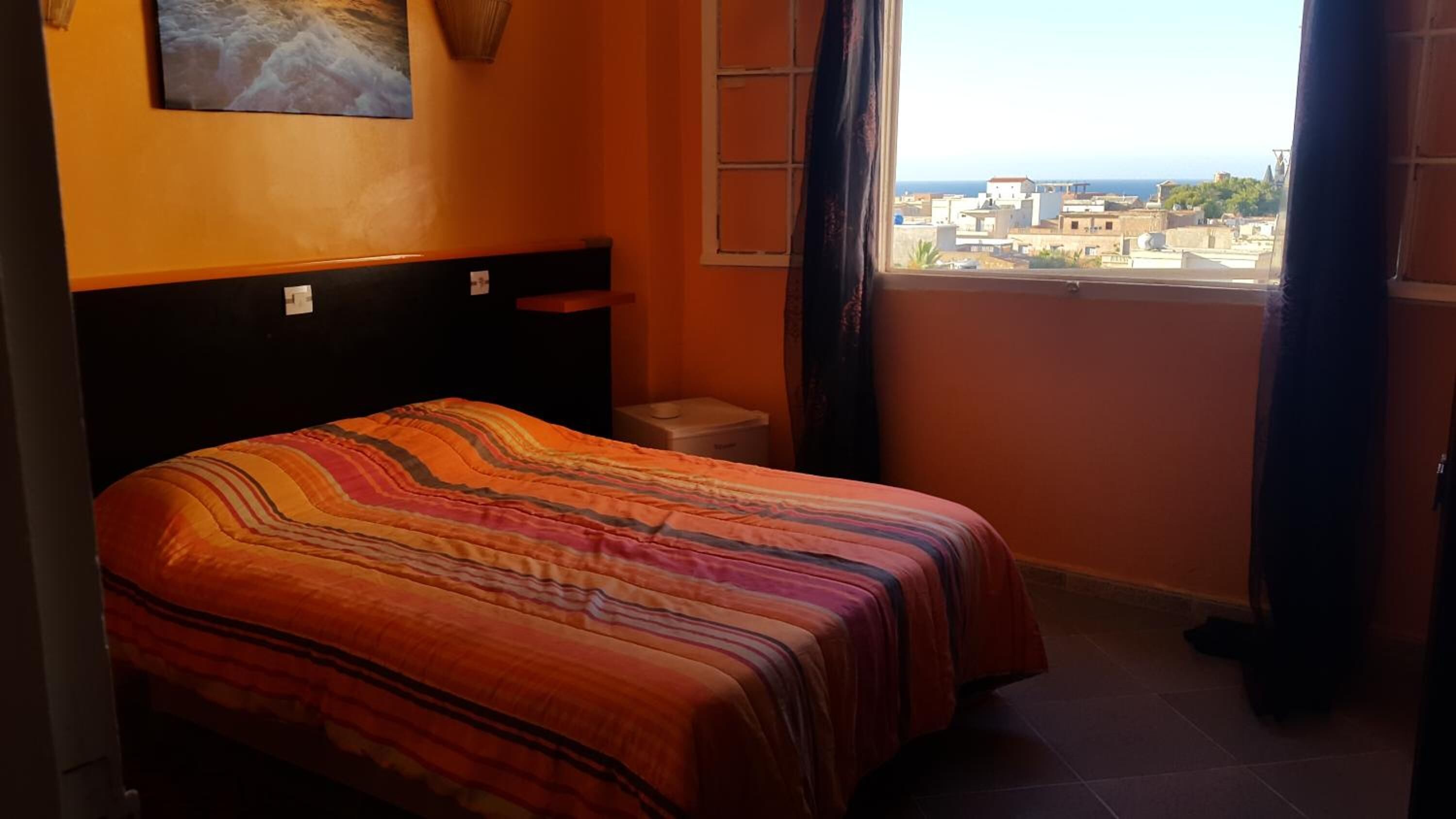 Een minibar, een bureau, een strijkplank/strijkijzer, extra bedden